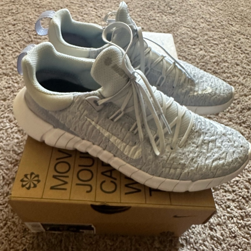 Women size 7 Nike Free